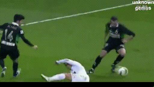 球王也假摔？盘点C罗假摔