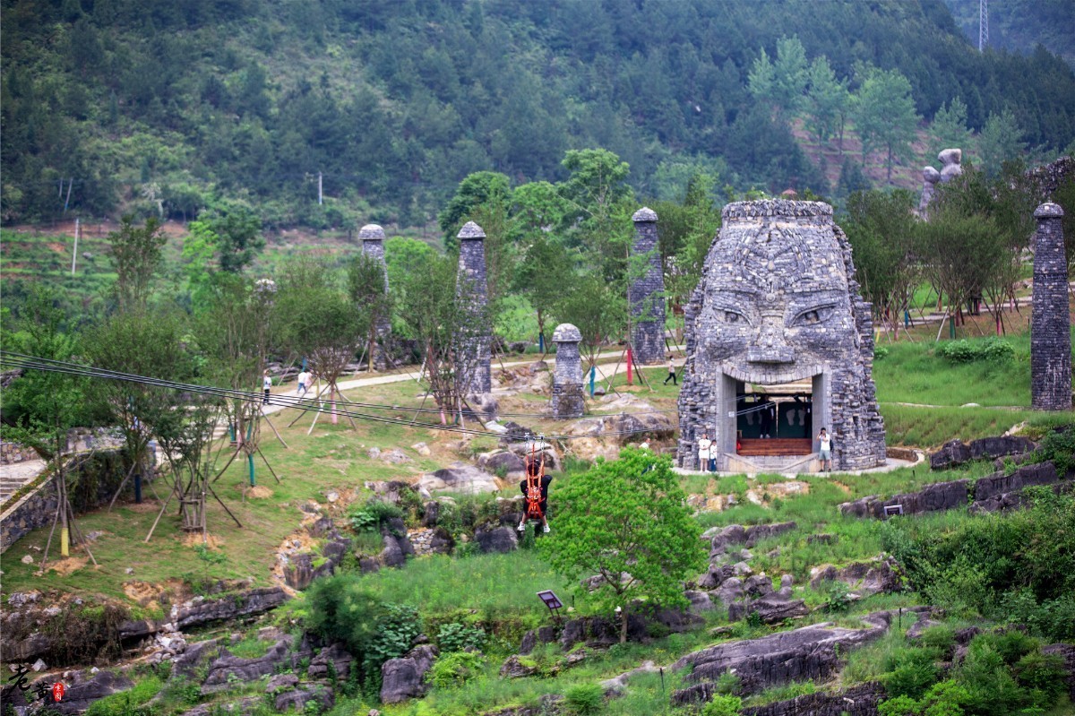 距离重庆主城5小时的边缘小城，鲜花怒放，更有奇妙文化待你赏析