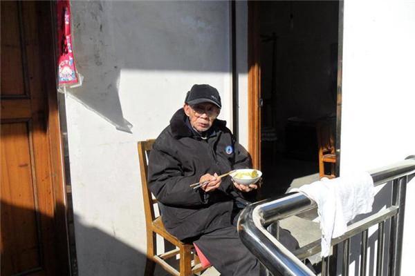 84岁老太跳入冰河救小孩,84岁老太跳冰河救孩子