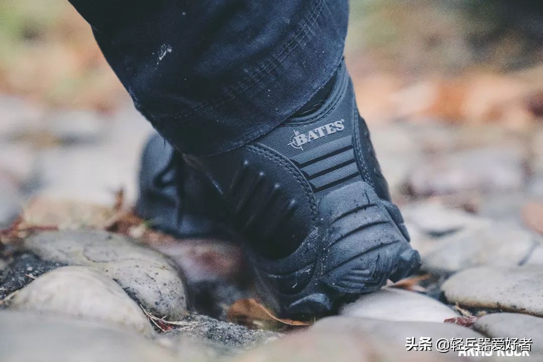 适合夏天穿的透气军靴,穿什么鞋雨天防滑最好