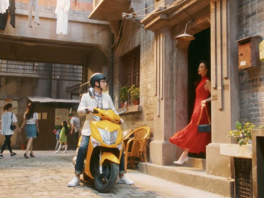 女朋友和别的男的暧昧要原谅吗,女朋友和男上司聊日常怎么办