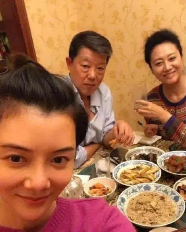 王丽云青涩旧照,车晓王丽云母女军装照