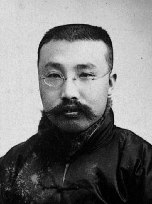 五四青年节高举的两面大旗,让五四的红旗高高飘扬在青年心上