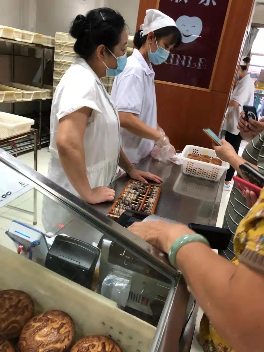 天津人排队买的月饼 (天津人买月饼)