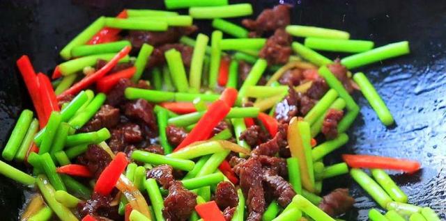 炒蒜苔时要不要拔头,炒蒜苔直接倒鸡蛋