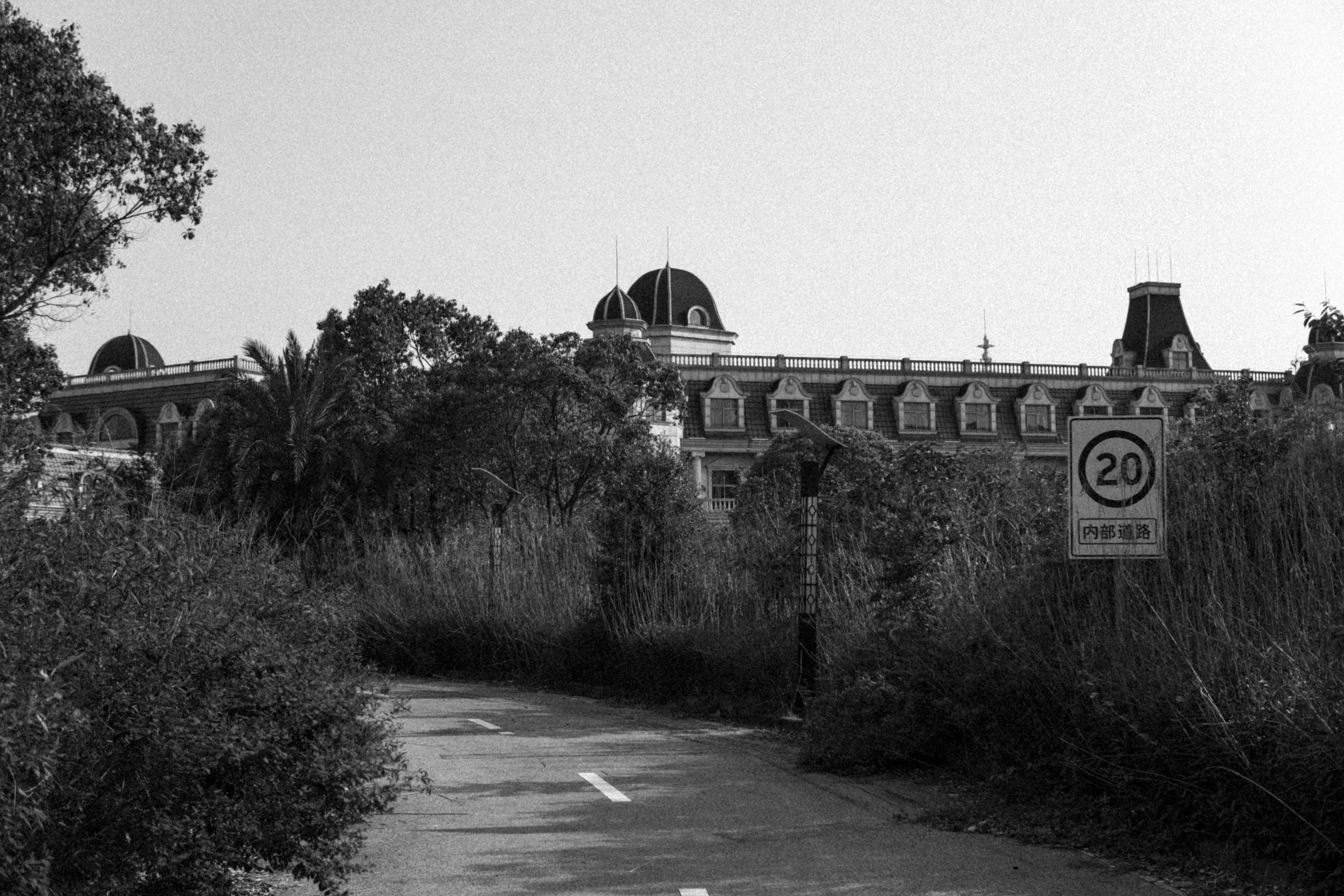 开着曾经的最美大众探寻废弃城堡，如今B6迈腾还值得购买吗？