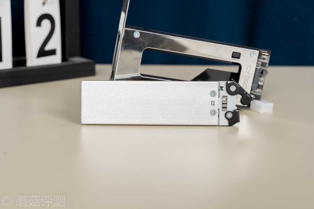 极速插拔，解锁更多使用姿势、ICYDock硬盘抽取盒PCI转M2评测