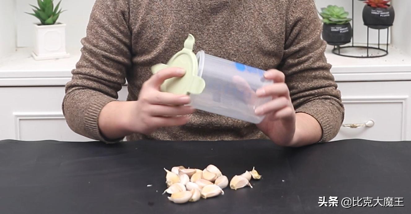 剥大蒜还有简单技巧，只需轻轻一搓，大蒜皮自动脱落，太方便了