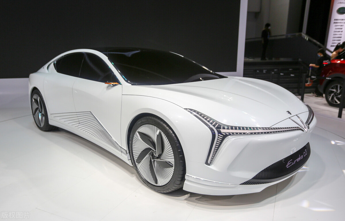 让杀毒全民免费的360也造车了，智能汽车这场戏好看了