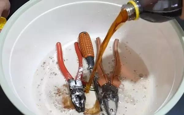 生锈的工具用醋泡有用吗,时间久了工具生锈怎么办