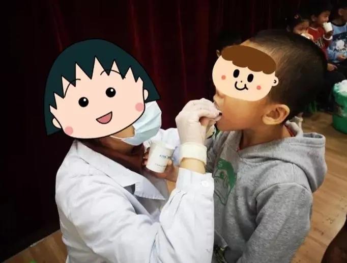 还在给小孩用儿童牙膏吗,牙医涂氟是拿什么涂氟