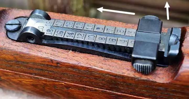 瞄准镜弹着点在准星下方,瞄准镜安在枪身左边还能瞄准吗