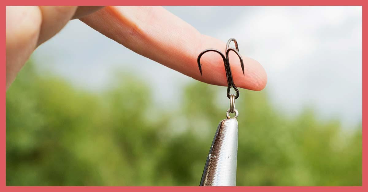 鱼钩钩到大拇指怎么处理,鱼钩不小心钩到人怎么办