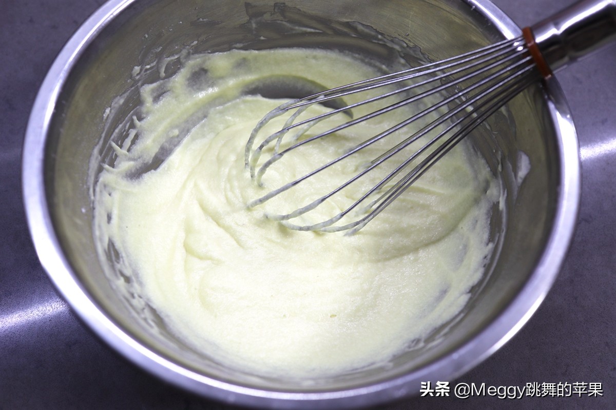 不用烤箱不打发鸡蛋的纸杯蛋糕,又软又嫩的牛奶蛋糕不用烤箱