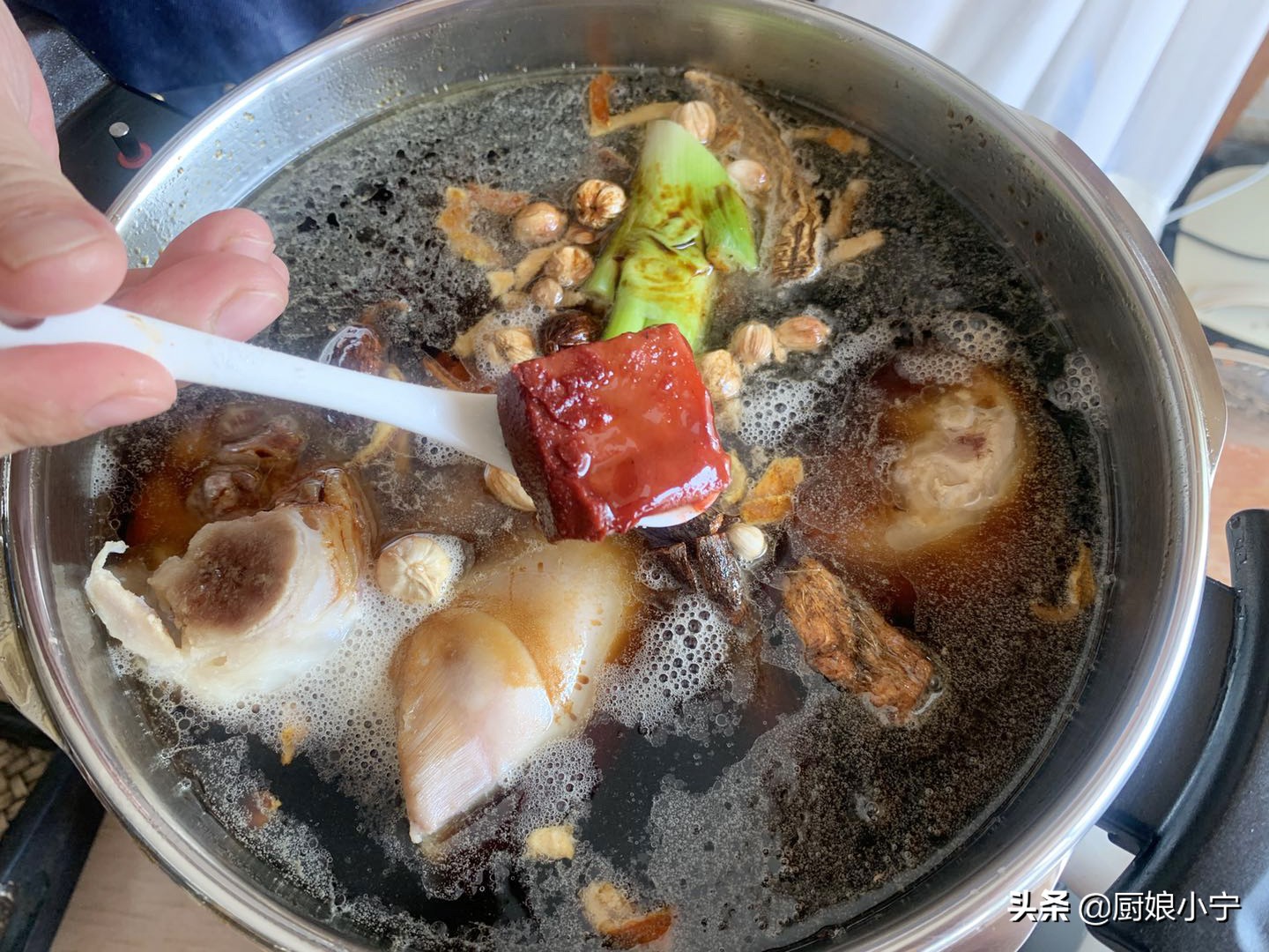 红烧猪蹄怎么才能让颜色变鲜亮,红烧猪蹄不放八角可以吗