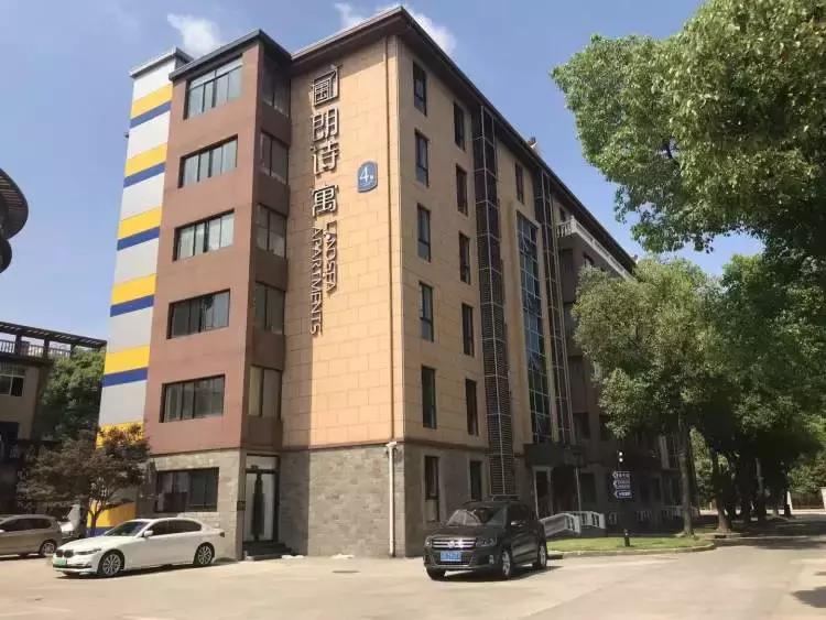 长租公寓我们找到了，遗憾的是20家只有1家能办居住证