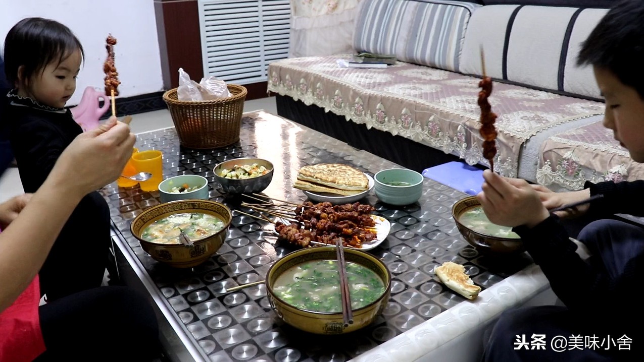 想吃羊肉串不用去夜市，做法诀窍教你在家烤，吃着真过瘾