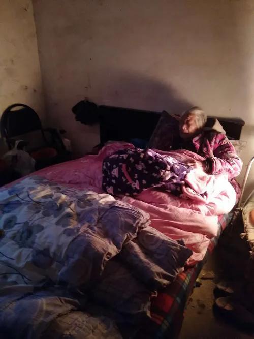 照顾瘫痪母亲大小便,妈妈瘫痪大小便失禁