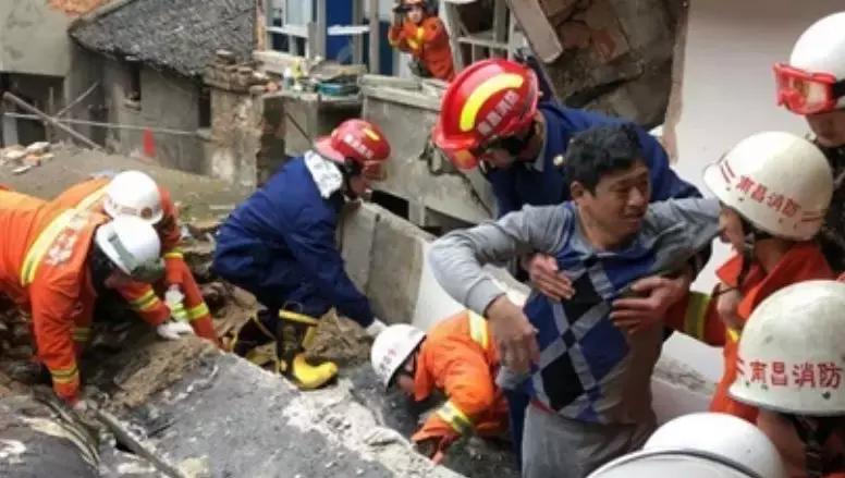 拆楼致一死一伤事件,拆除楼房倒塌视频