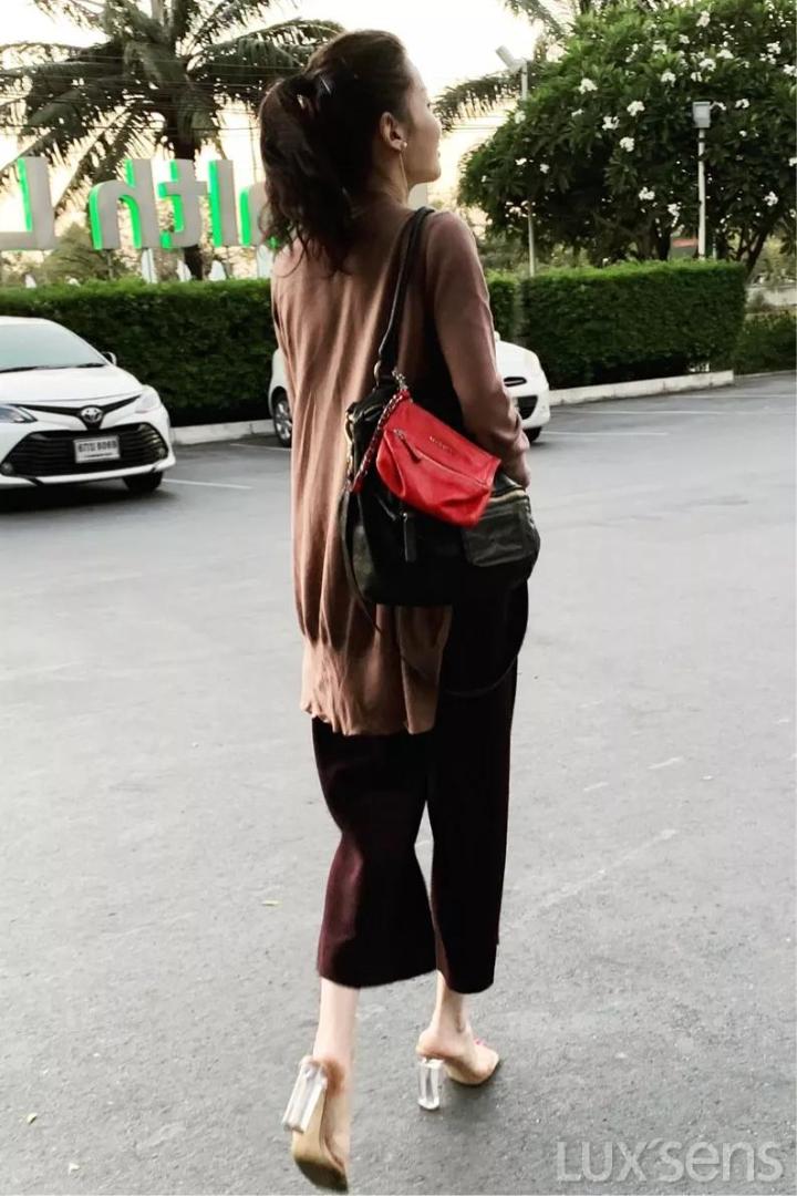 一只包当两只用？怪不得时髦人士抢着背