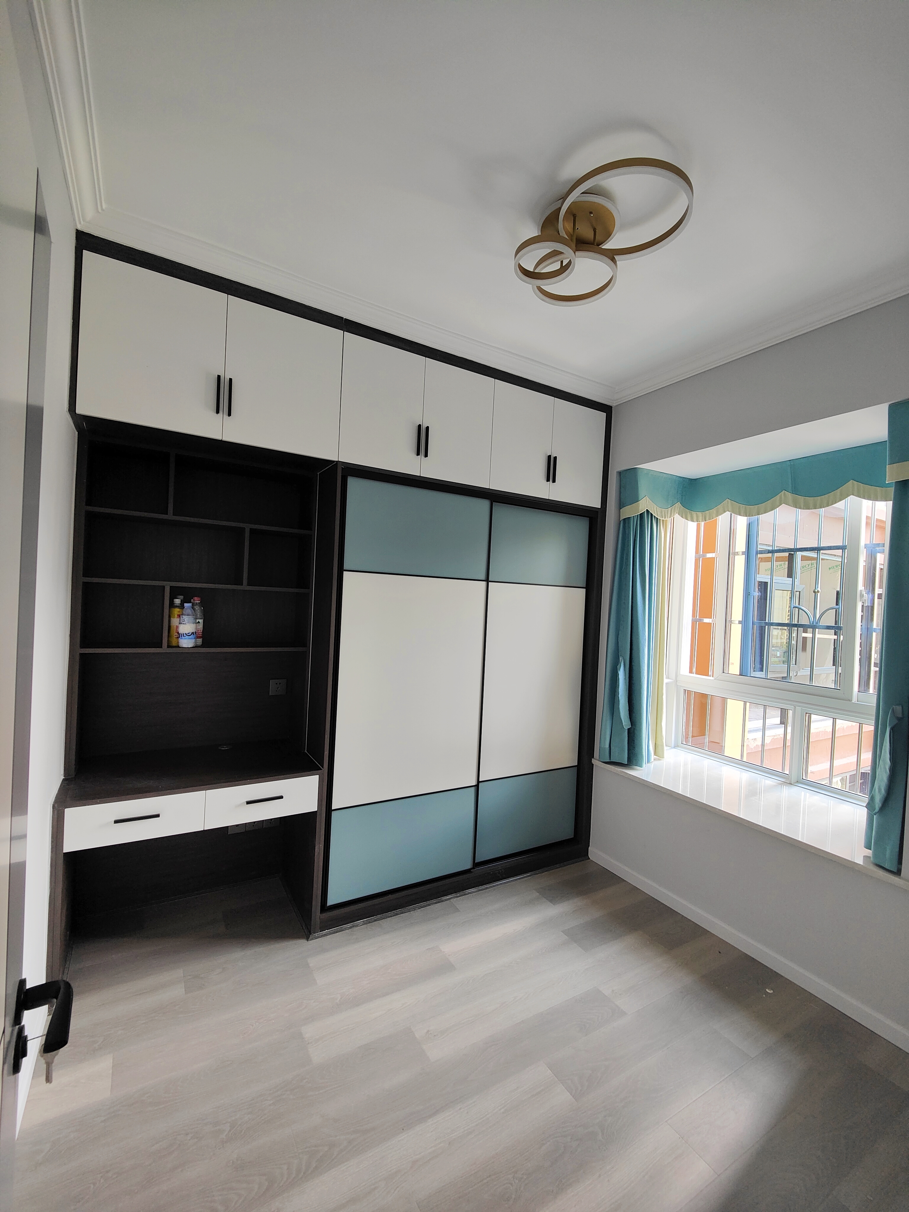 古蔺锦华城，三室两厅现代设计，鱼肚白大理石与钛金线条的碰撞