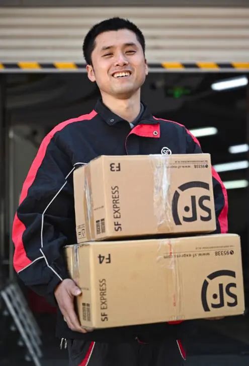 【喜报】顺丰快递小哥刘阔入选“2022北京榜样”六月第一周周榜！