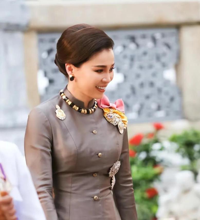 泰国王后晒贵妃穿衣显年轻,泰国王后珠光宝气身材发福