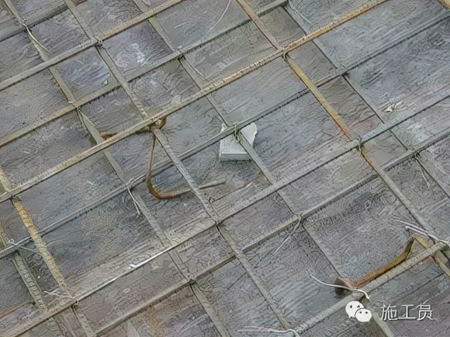 混凝土板裂缝是什么原因造成的,现浇板浇砼后表面裂缝是什么原因