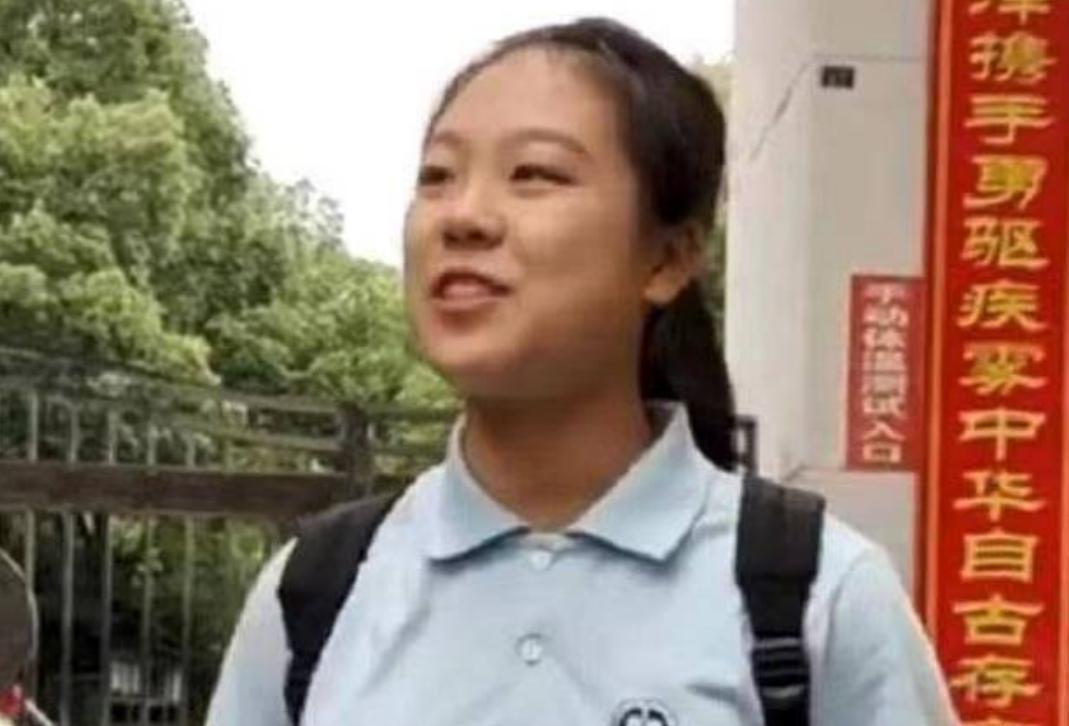 高考第一个跑的女孩一字马,高考后跳一字马