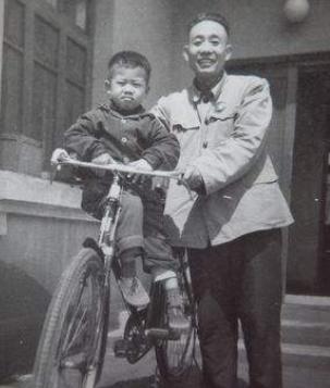 以前的父亲真的是很不容易,原来父亲已经沧桑成了这般模样