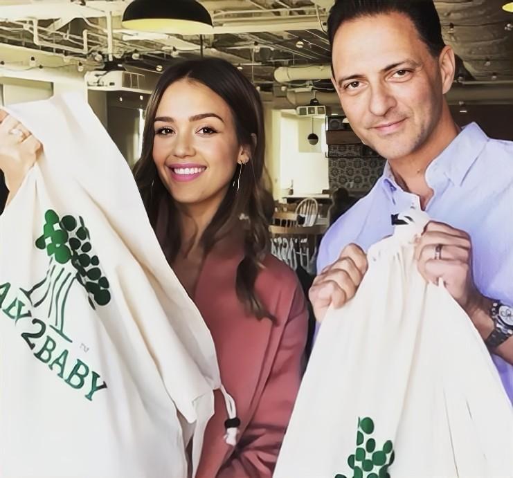 杰西卡阿尔芭全家福,杰西卡阿尔芭三胎照片