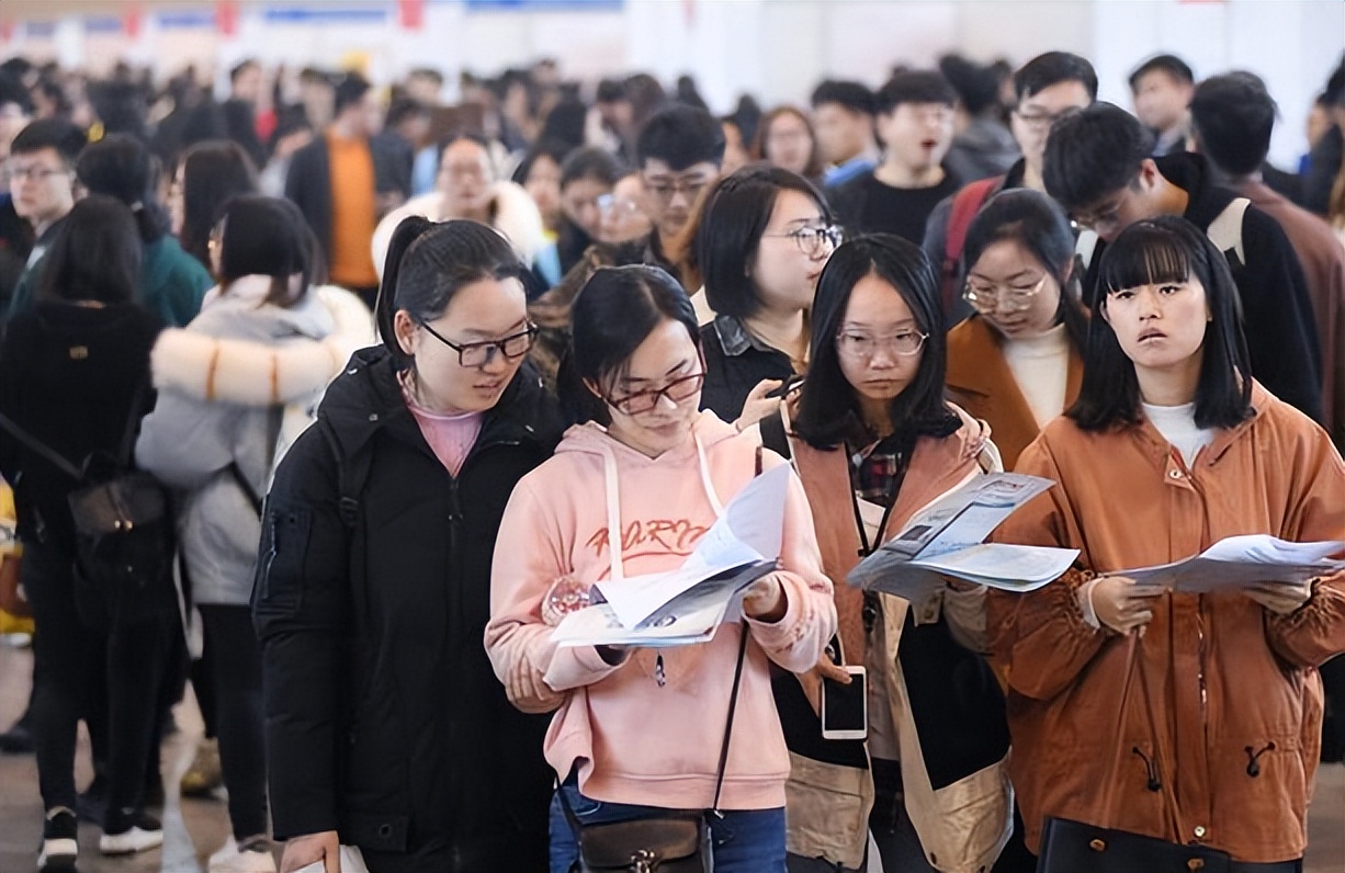 中央好消息：体制内不养闲人，5类人将失去铁饭碗，老百姓点赞