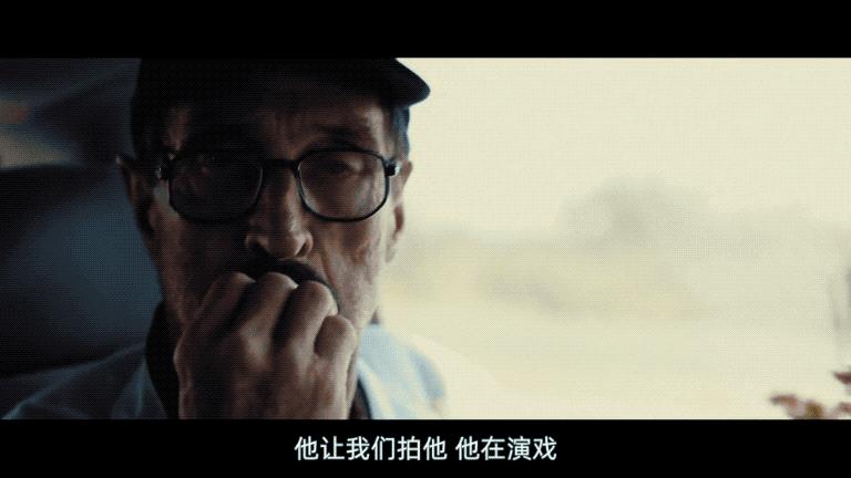 为了拍出这部荒谬的纪录片，他们陪着通缉犯一起逃亡