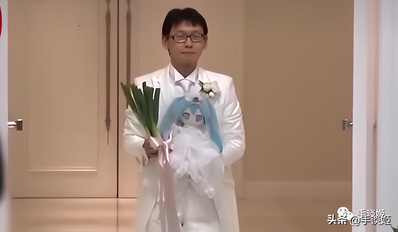 给初音未来递东西,初音未来和宅男结婚了吗