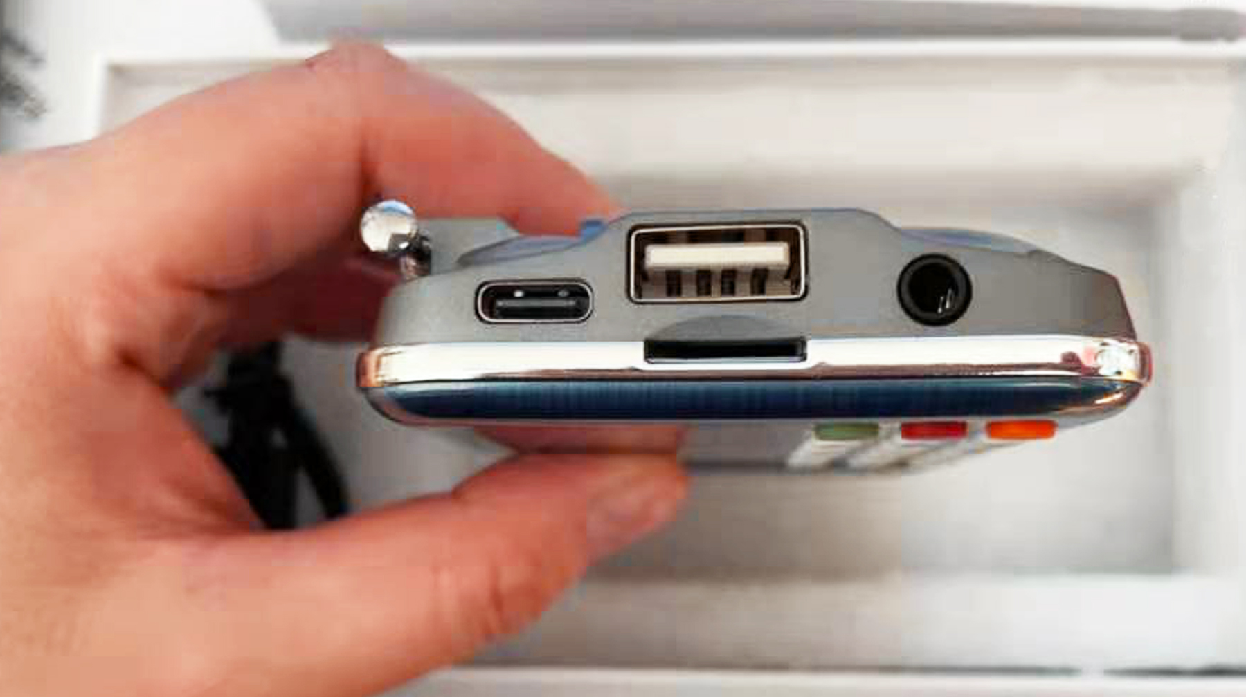 超薄机身车载收音机,铝合金超薄收音机