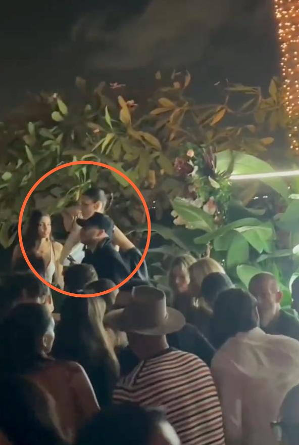 小李子办游艇派对女友庆生,小李子和朋友一起在游艇度假