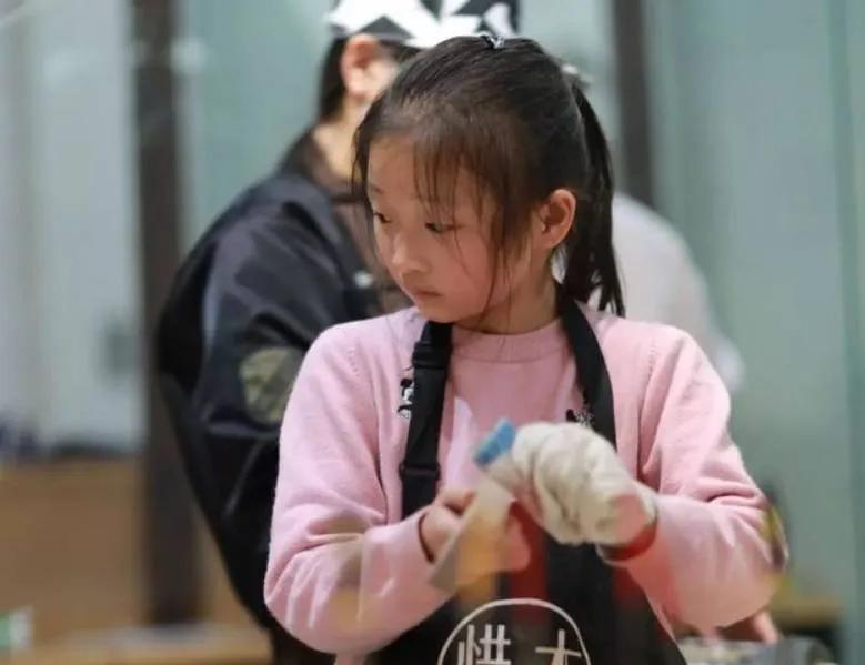 05年农村小伙带着弃婴妹妹上大学,17年前的弃婴