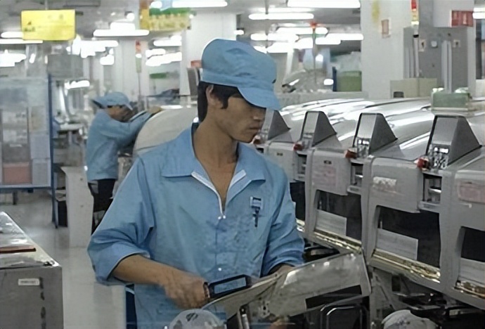 地摊日入9000？普工一年涨薪5元，年轻人逃离工厂是明智选择吗？