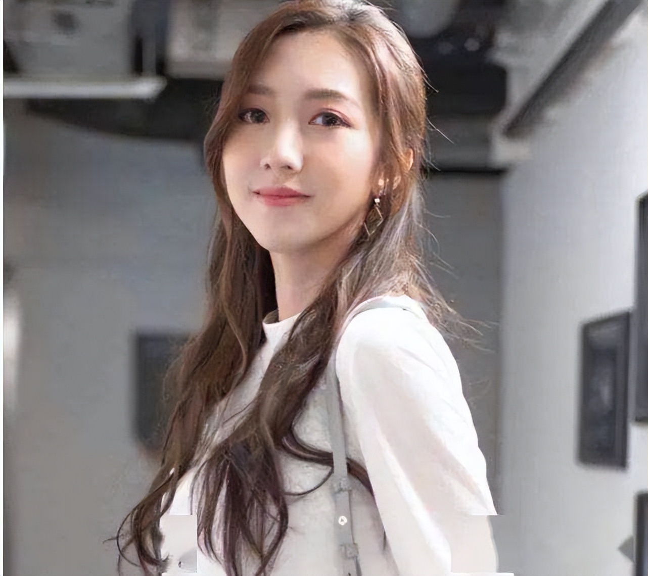 她是90后港姐，香港宅男女神，获高层赏识，活成平民港女上位范本