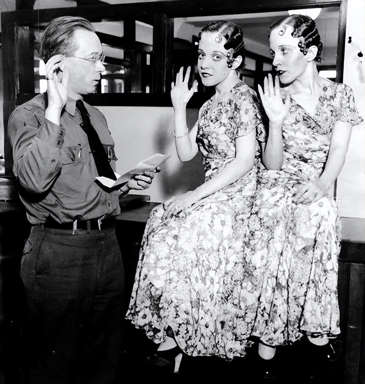 印度连体双胞胎兄弟,印度连体姐妹同嫁一个男人