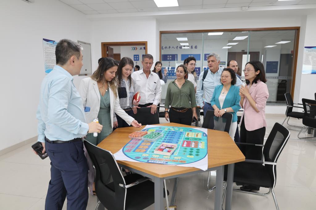 哥伦比亚代表团访问,哥伦比亚访问团