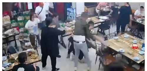 公安部回应唐山烧烤店打人事件,目击者说唐山烧烤店打人事件