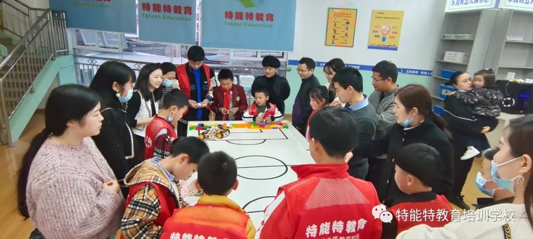 巴*特中**能特教育举行少儿机器人足球大赛