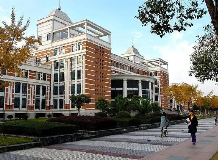 分数不高想学计算机院校推荐,临床医学专业最好的几所学校