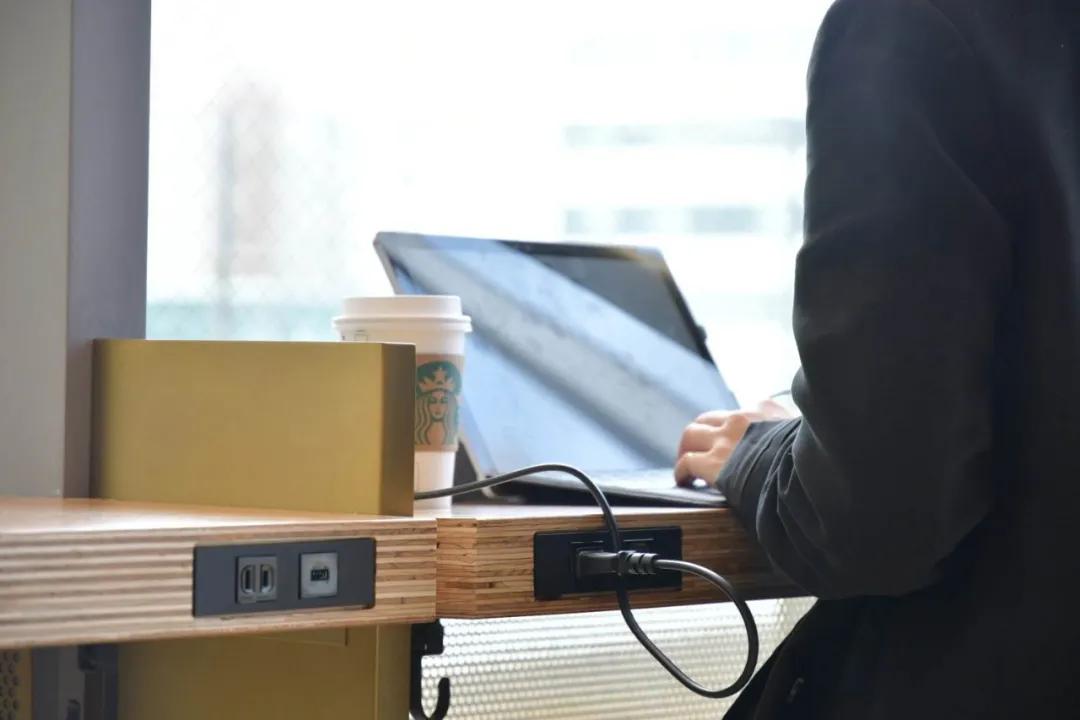 中国首家星巴克“共享办公店”开业，可以到星巴克“打卡上班”了