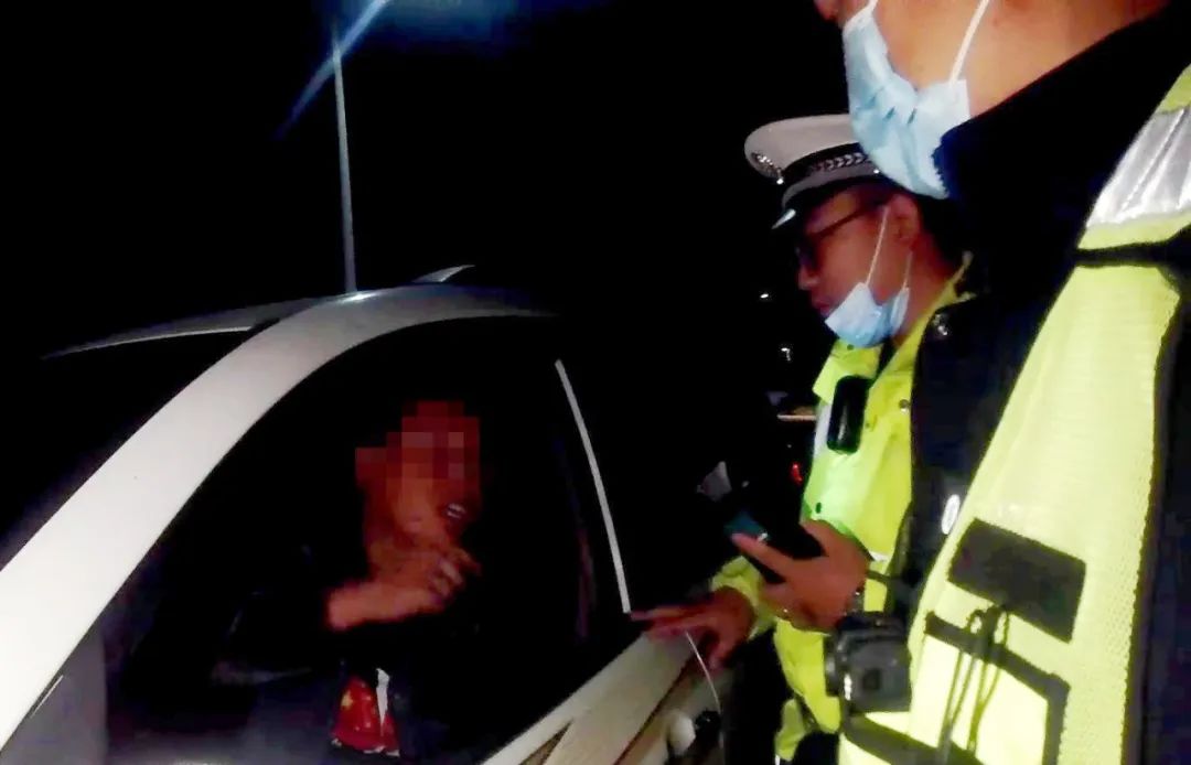 孩子高烧昏迷暖心司机,孩子发高烧晕厥交警送医