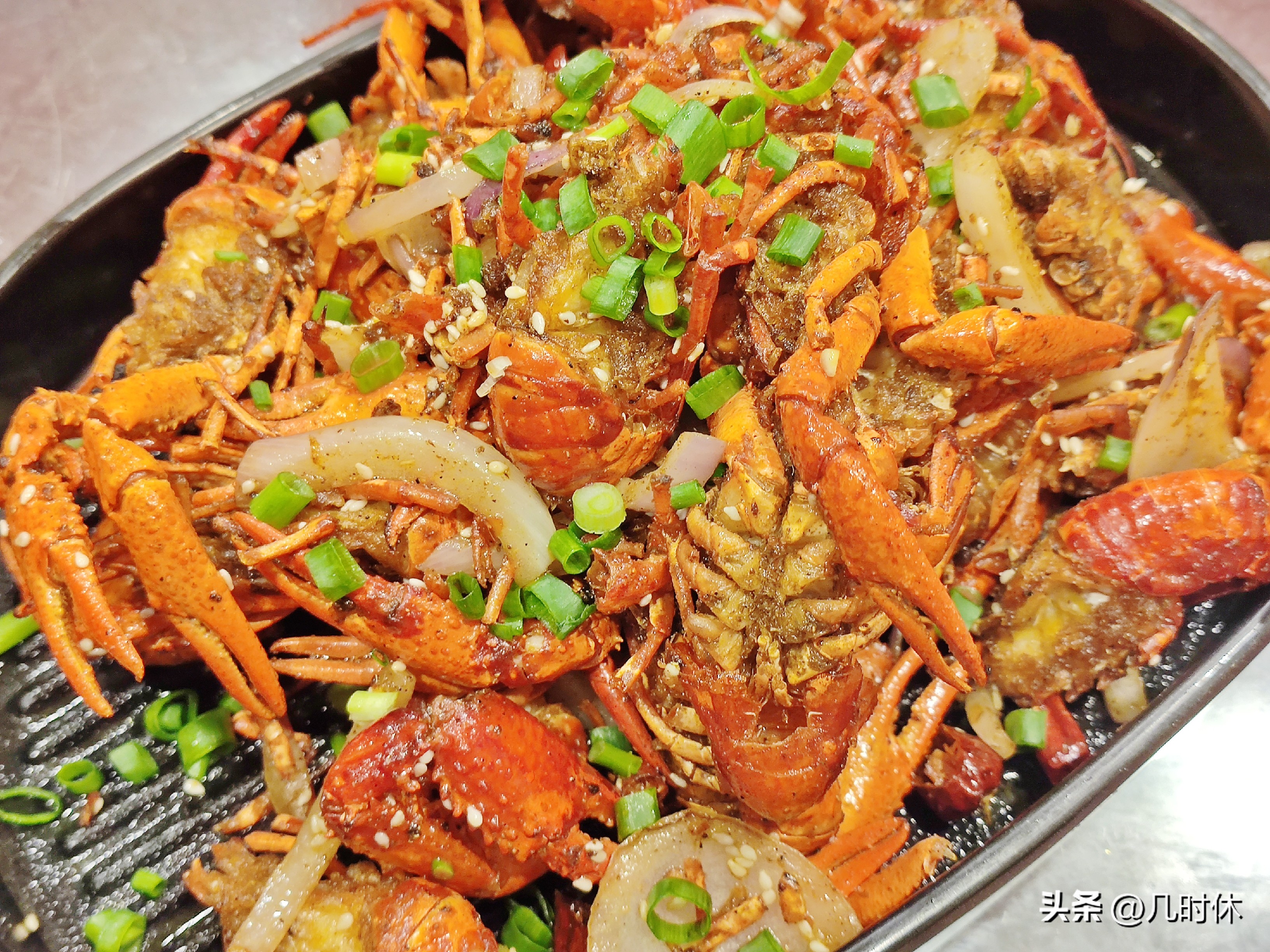 夜宵小龙虾啤酒,吃小龙虾喝啤酒的季节