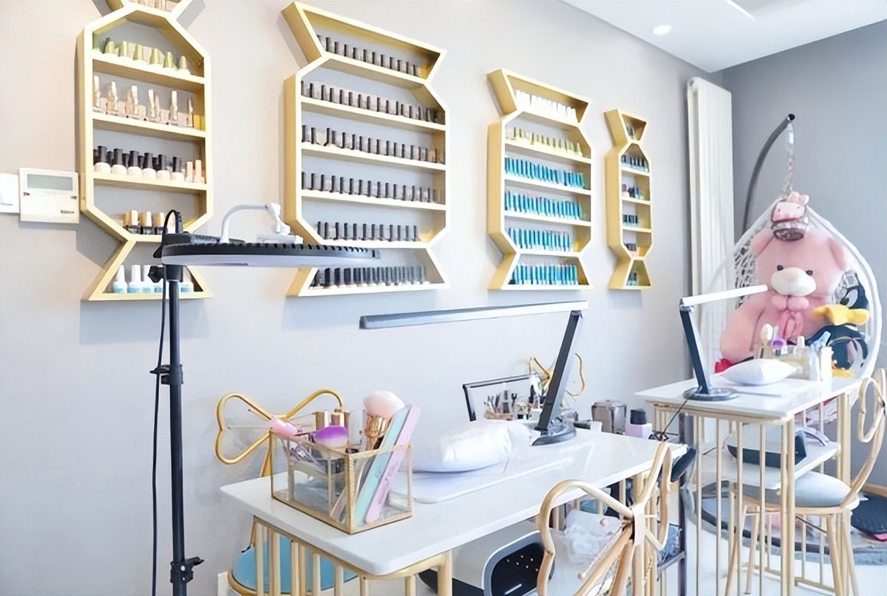 女大学生宿舍美甲月入两万,六名女生在宿舍做美甲月入过万