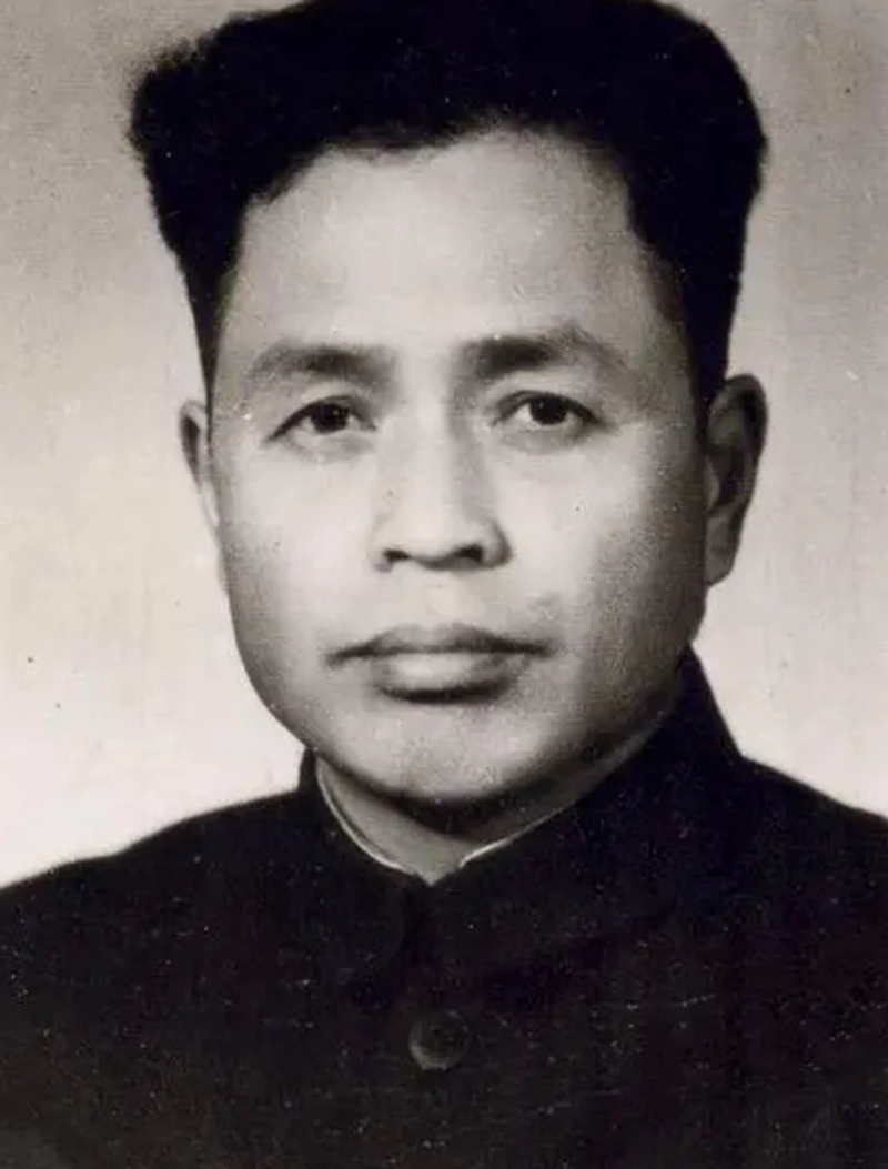 他接替*锡联陈**，担任重庆市第二任市委书记，59岁被“*倒打**”后去世