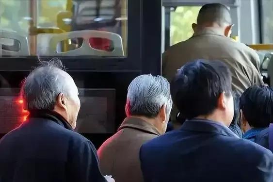 农村六十岁以上的老人有哪些优惠,农村70岁以上老人一月多少钱